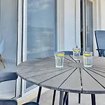 아파트 Fathom Sea View *